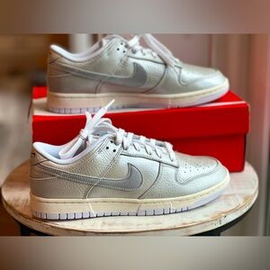 Nike Dunk Low SE Metallic Silver Size 9 Fashion Sneakers